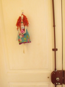 Anne hangin on the front door / A Ana pendurada na porta